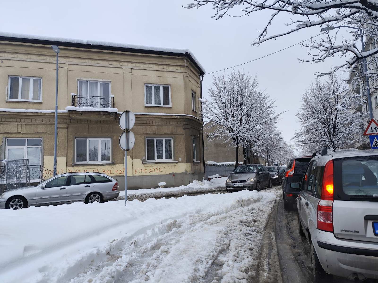 Kamion zakačio auto i izazvao kolaps u Bijeljini (FOTO)