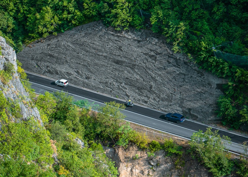 Vozači oprez - Kolovozi vlažni, smanjena vidljivost, učestali odroni