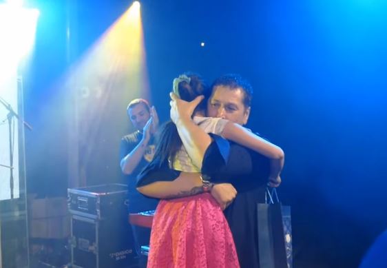 Na koncertu Ace Pejovića pojavila se djevojčica kojoj je prije 10 godina spasio život (VIDEO)