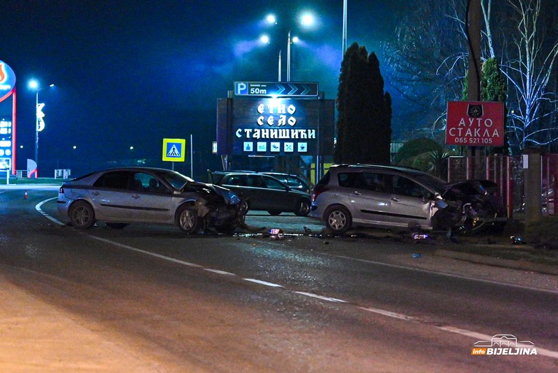 Direktan sudar kod Bijeljine: Povrijeđeni otac i dvoje djece (FOTO, VIDEO)