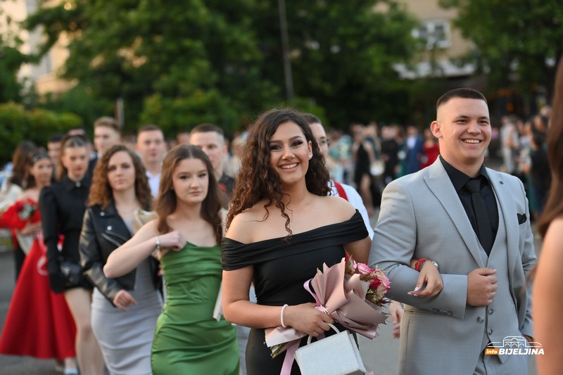 Maturanti Tehničke škole proslavljaju maturu: Ulice Bijeljine odišu glamurom (FOTO)