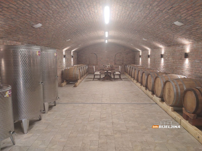 Bratske destilerije “Despot” i “Kristal” iz Ugljevika pet godina čuvaju rakiju u hrastovim buradima: U čemu je tajna? (FOTO)