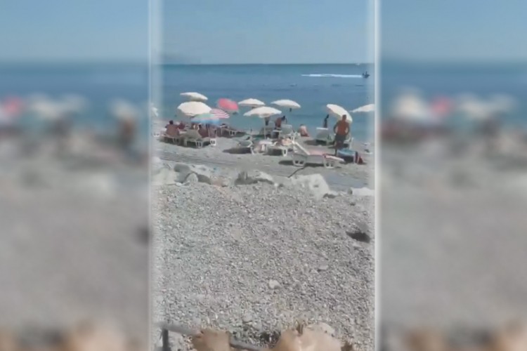 Okreću jagnje na plaži Jaz kod Budve