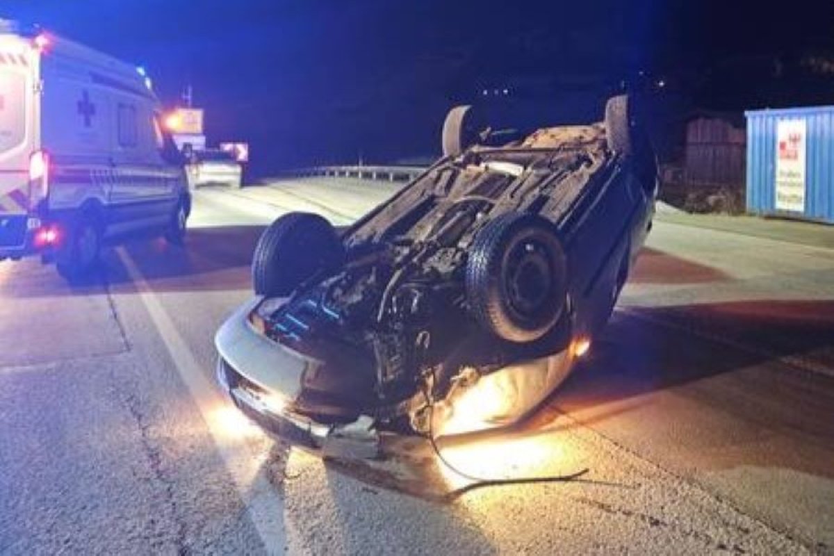 Vozač iz BiH završio na krovu u novogodišnjoj noći