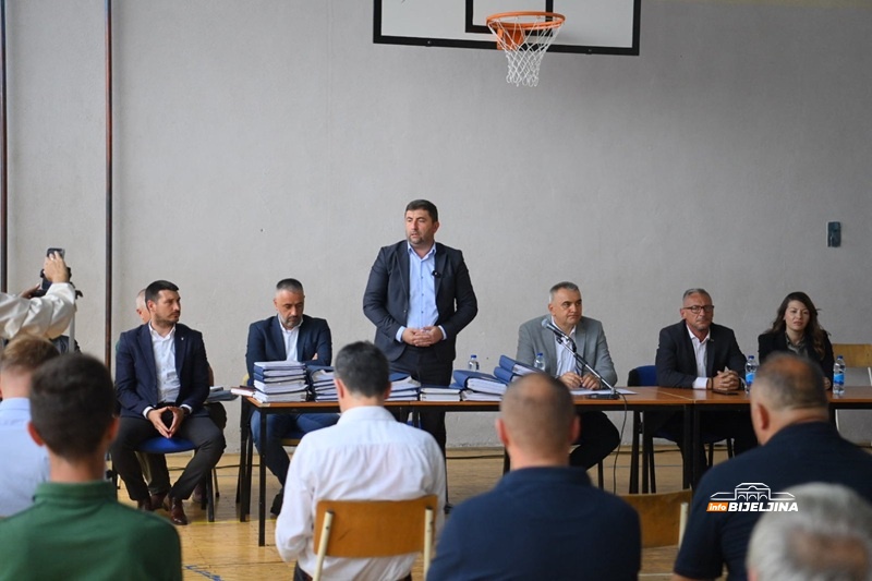 Minić se sastao sa Petrovićem, prisustvuju i ministri