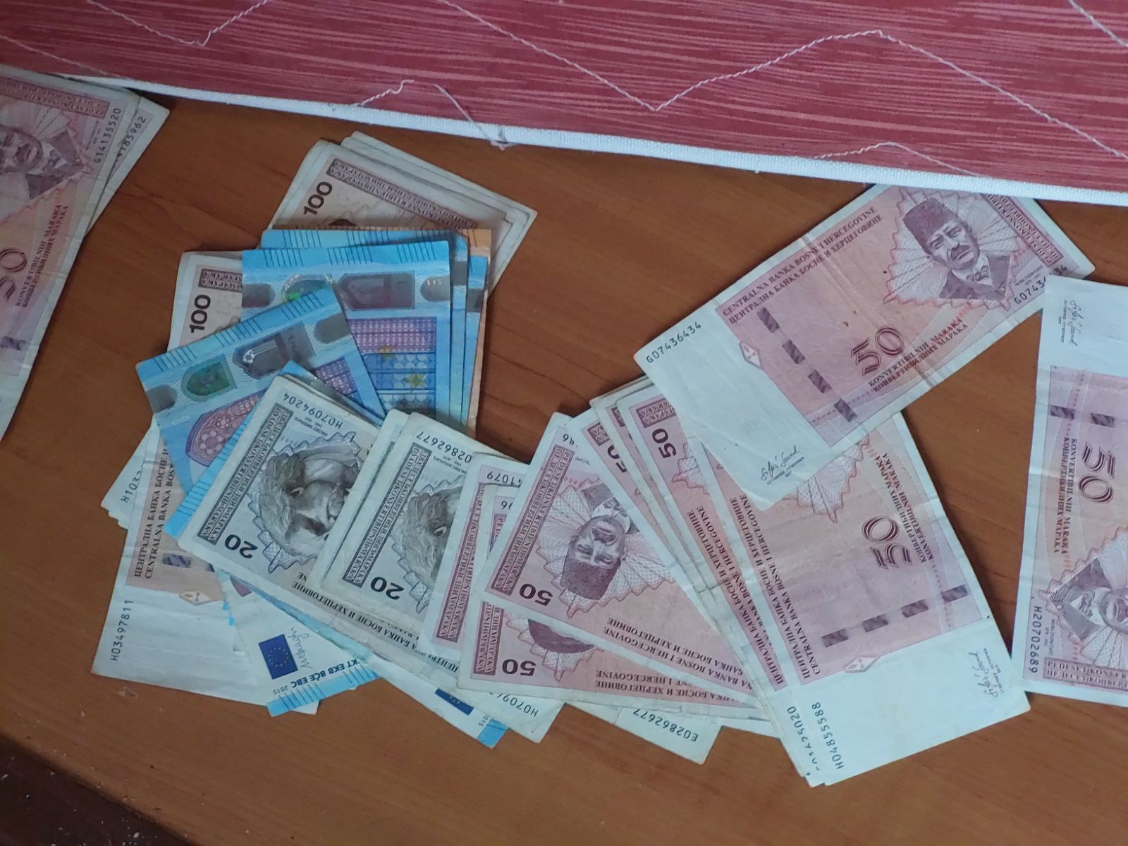 Pretres u Bijeljini: Pronašli drogu, pištolj sa prigušivačem i municiju (FOTO)