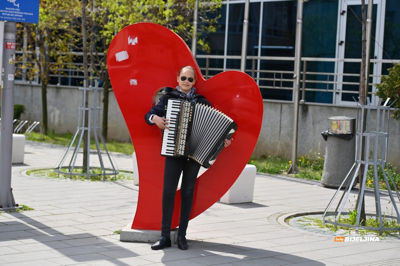 Bijeljinac Miodrag Vuković (13) virtuoz na harmonici: Želi da ima svoj orkestar (FOTO)