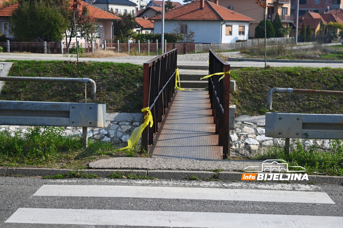 Nakon tragedije u Bijeljini: Mještani u šoku gledaju mjesto nesreće, na putu još ima krvi (FOTO)