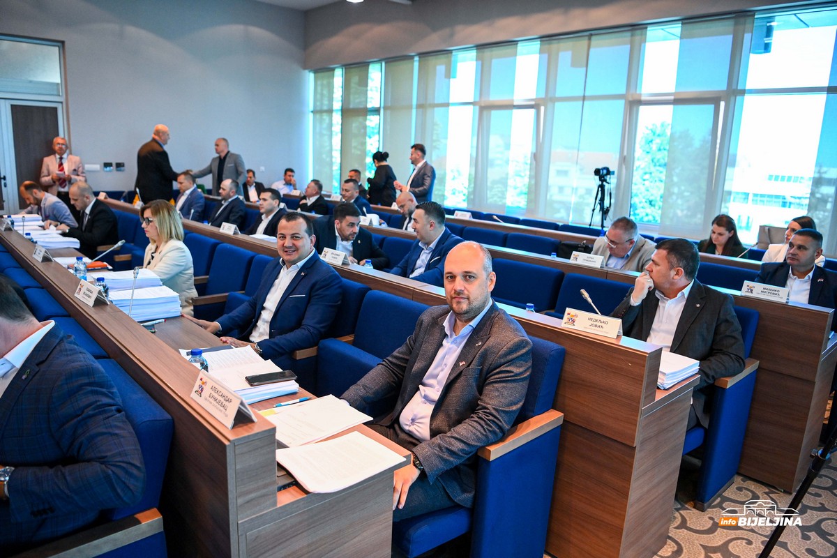 “Ćutolozi” u Skupštini Grada Bijeljina: Četiri odbornika se nijednom nisu javila za riječ (SPISAK)