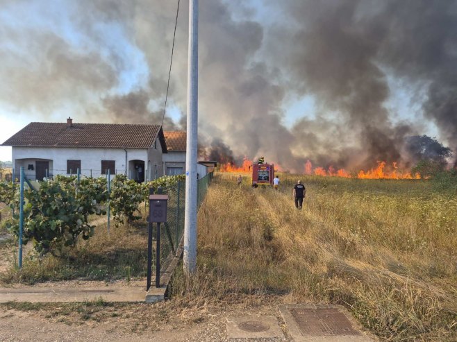 Veliki požar kod Laktaša: Izgorio objekat, evakuisani mještani