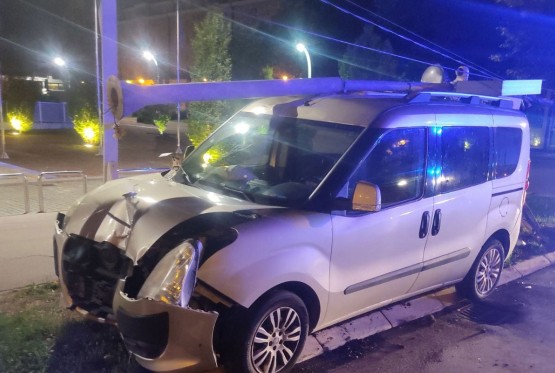 Fiatom udario u stub kod zgrade Vlade Srpske