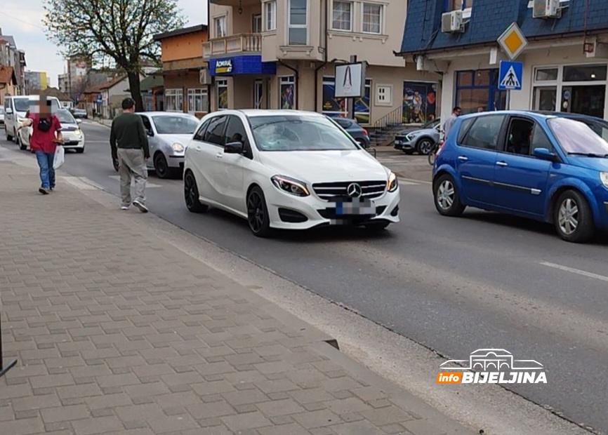 Bijeljina: Vozilo udarilo ženu, prevezena na Urgentni blok