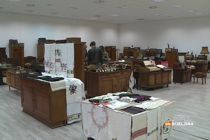 Predmeti stariji od vijeka izloženi u Bijeljini: “Moramo da ih čuvamo od insekata, ali i nevremena” (FOTO)