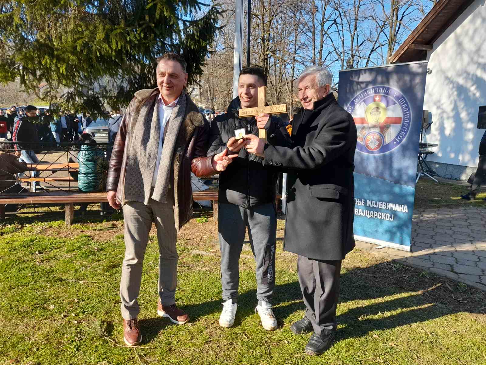 Bijeljinac prvi doplivao do Časnog krsta na jezeru Snježnica (FOTO)