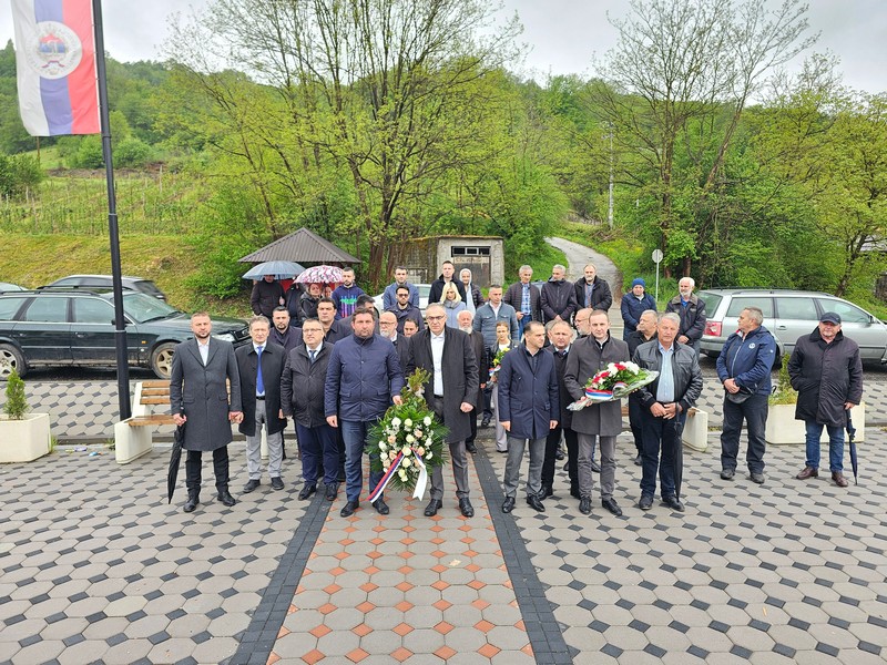 Vasilije Perić na odavanju počasti srpskim žrtvama u Kravici: SDS SA NARODOM I U DOBRU I U ZLU