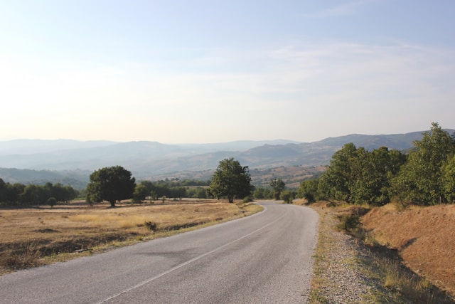 Kolovozi u BiH uglavnom suvi, ali odroni i radovi usporavaju saobraćaj