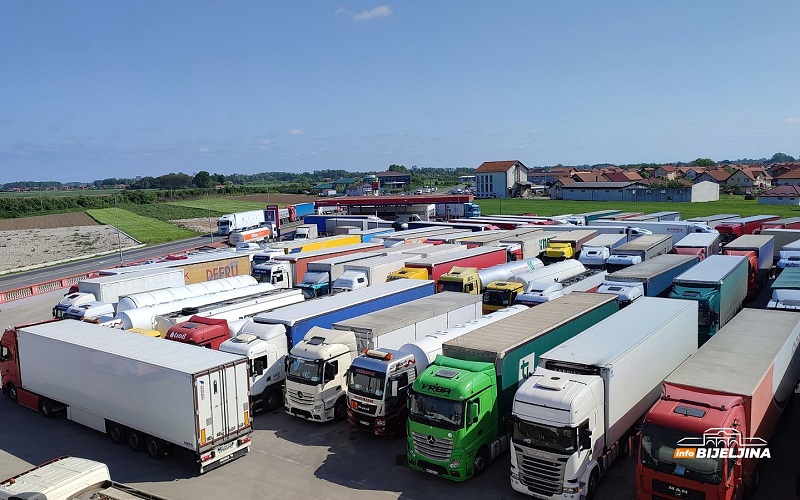Kolaps kod Bijeljine: Sanitarni inspektor juče nije radio, danas ga dočekala gužva (FOTO)