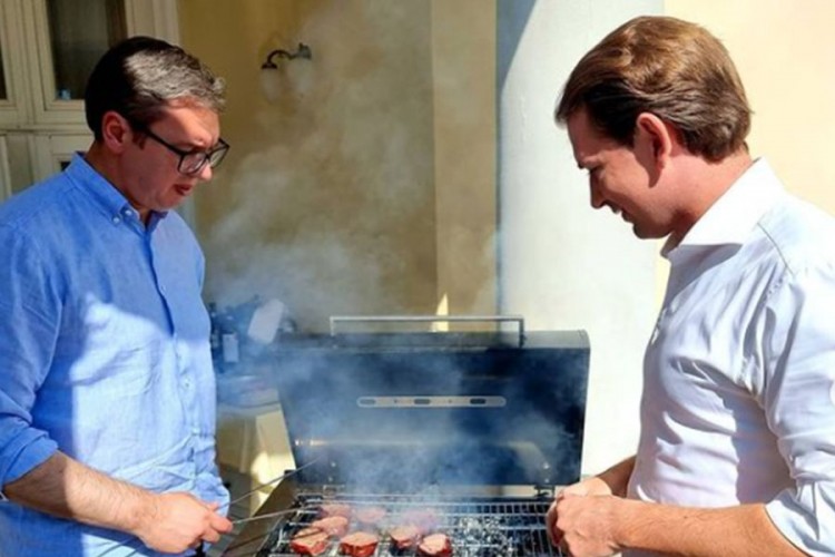 Vučić i Kurc zajedno pekli roštilj