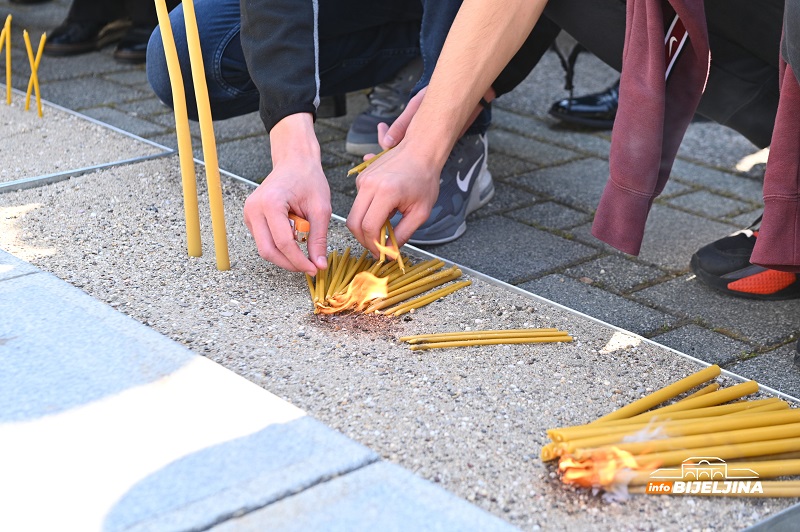 Građani Bijeljine prislužuju svijeće u centru grada (FOTO, VIDEO)