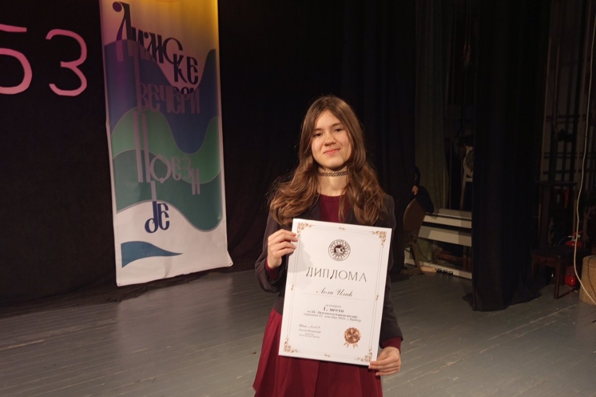 Gimnazijalka iz Bijeljine Lola Ilić osvojila prvu nagradu na Limskim večerima poezije: “Otvorena su mi mnoga vrata” (FOTO)