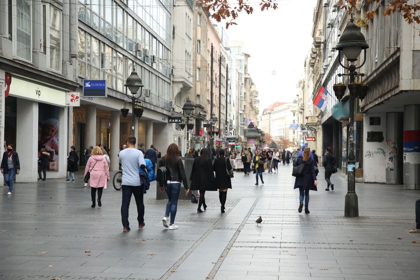 Pare padale sa neba u Beogradu: Novčanice letjele ulicom, ljudi se utrkivali da ih pokupe (VIDEO)