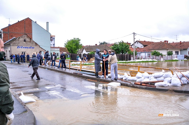 Deset godina od katastrofalnih poplava u Semberiji – prizori koji se ne zaboravljaju lako (FOTO)