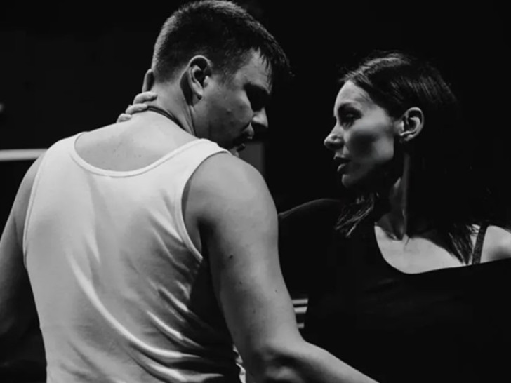 Predstava ‘Dečije povrede’ stiže u Bijeljinu – Sloboda Mićalović i Vuk Kostić u priči o ljubavi, ranama i odrastanju