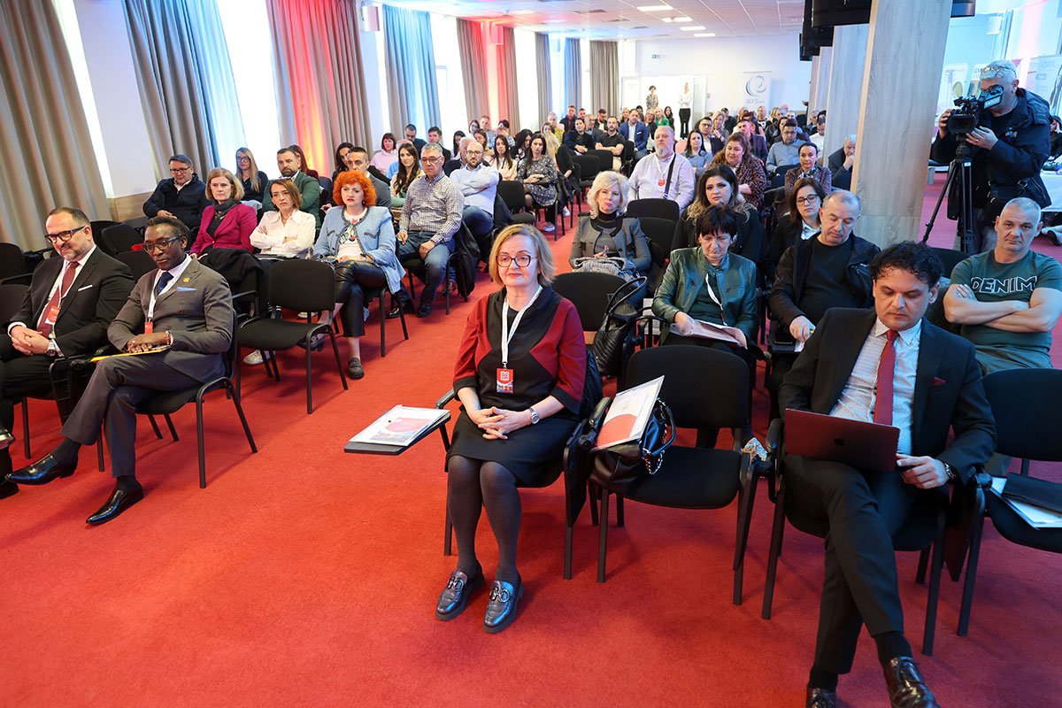 Predstavljena trudnička knjižica, koja bi trebalo da postane jedinstvena u RS