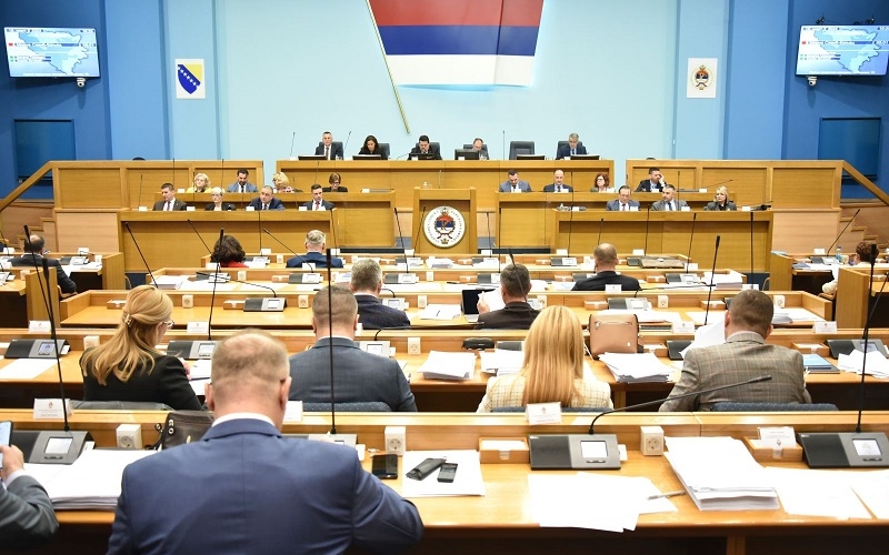 Pogledajte kojih 49 poslanika je protiv slobode govora