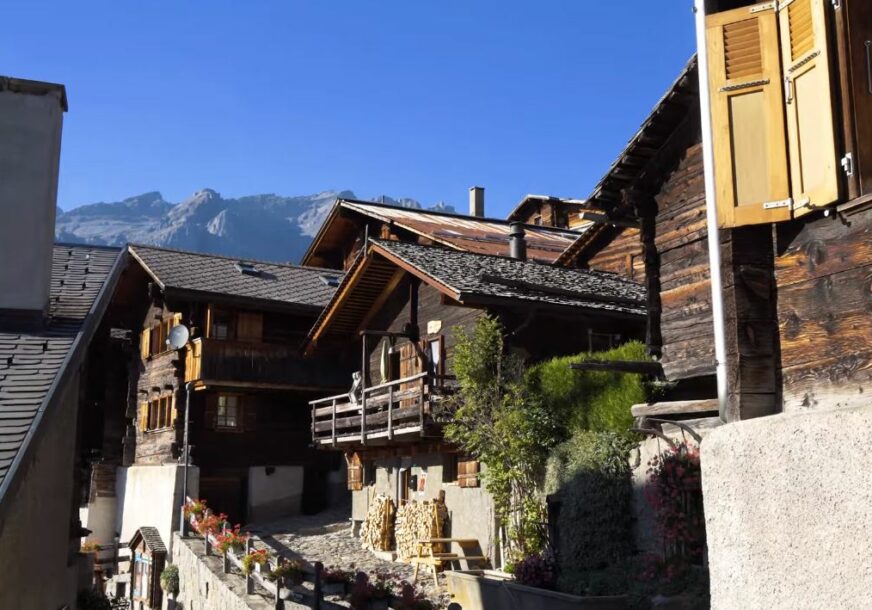 Selo u Švajcarskoj nudi 50.000 evra porodicama da se dosele (VIDEO)