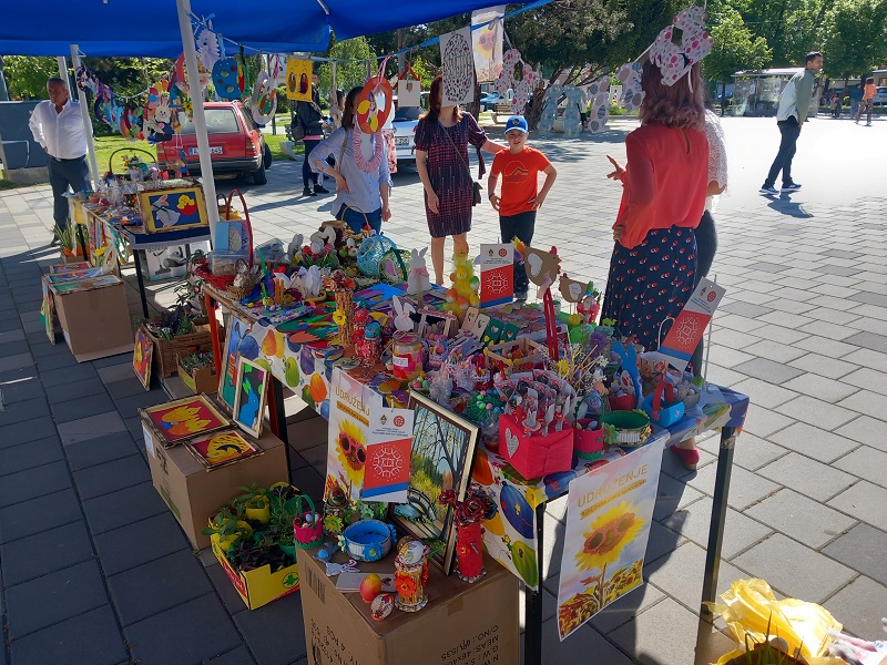 Prodajna izložba Udruženja „Bijeljinska djeca suncokreti“, novac usmjeren za pomoć djeci sa poteškoćama u razvoju (FOTO)