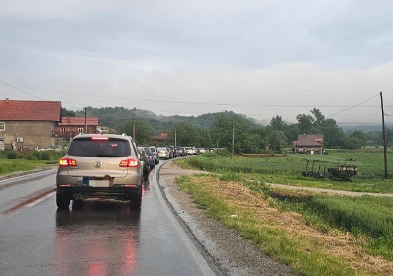 Obustavljen saobraćaj: Sudar na putu Zvornik - Bijeljina, jedno lice povrijeđeno (FOTO)
