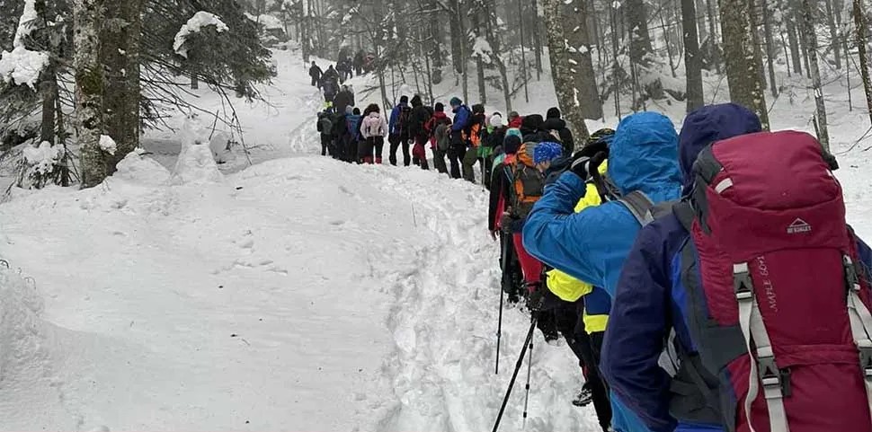 Održan 12. tradicionalni Grmečki marš: Planinari u osvajanju Crnog vrha (FOTO)