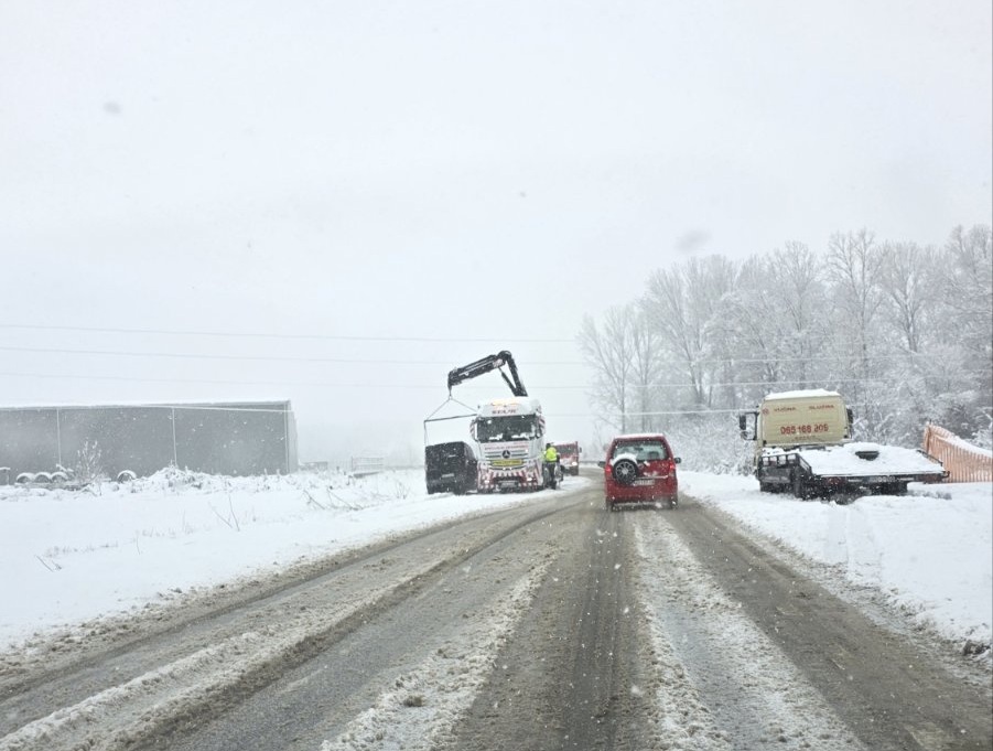 Kolaps na bijeljinskim putevima: Kamioni zaglavljeni, blokiran saobraćaj u više naselja (FOTO)