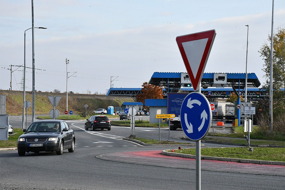 Žena sa lažnim pečatima u pasošu pokušala da iz BiH uđe u Hrvatsku