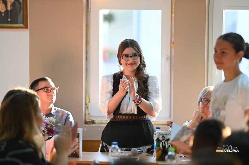 Promovisana knjiga “Kad bi iznijeli sanke” Bijeljinke Jane Čičarove: Mlada književnica izrasta u velikog umjetnika (FOTO)