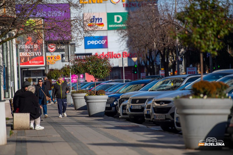 Bijeljinske ulice i kafići pune građana, već sutra slijedi velika promjena (FOTO)