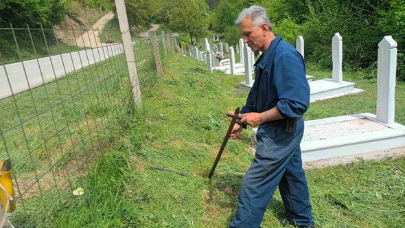 Održava muslimanska i pravoslavna groblja: 
