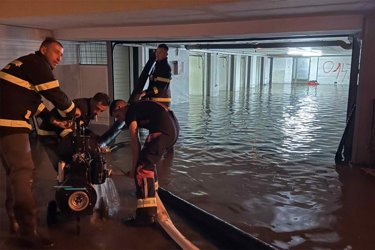 Poplave u Laktašima: Voda u Gradskoj upravi, Domu zdravlja i domaćinstvima (FOTO)