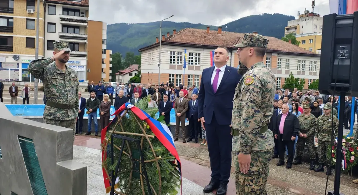 Minić položio vijenac na Centralno spomen-obilježje u Foči