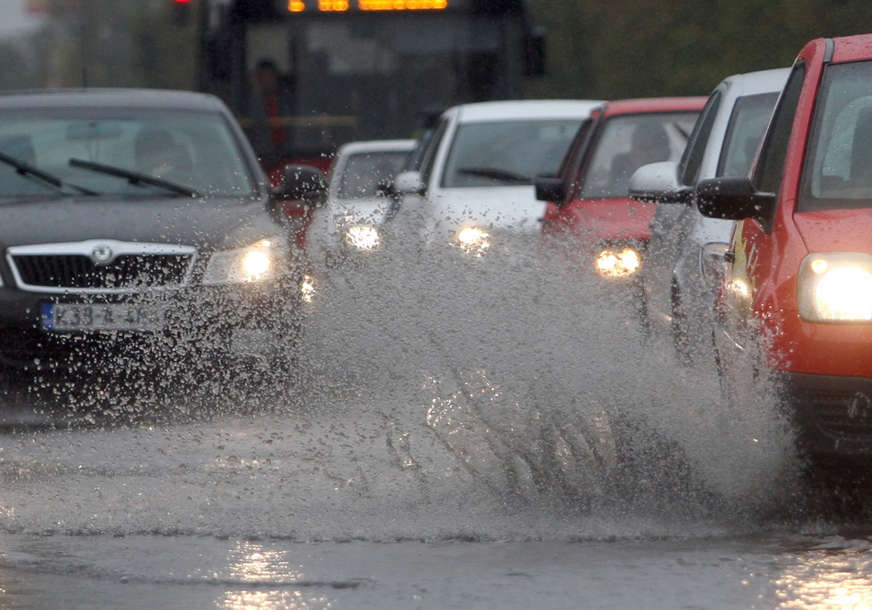 NEVRIJEME POGODILO BEOGRAD Saobraćaj u kolapsu, dijelovi grada bez struje 