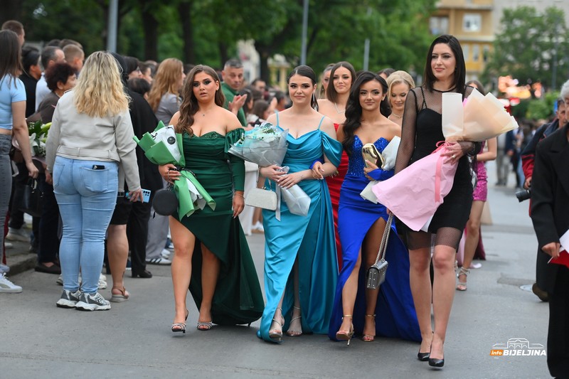 Maturanti Poljoprivredne i medicinske škole Bijeljina zablistali gradskim ulicama (FOTO)