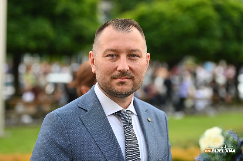 Maturanti Tehničke škole prošetali ulicama Bijeljine (FOTO)