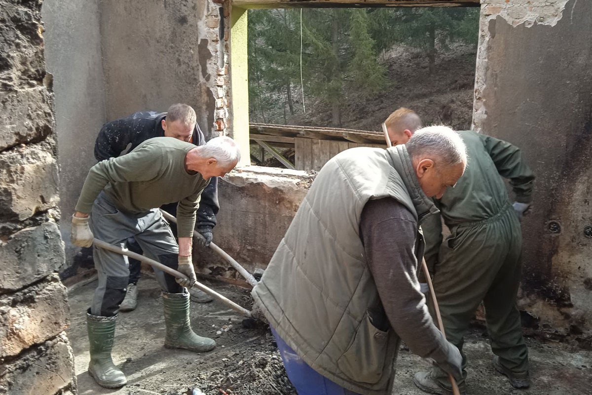 Bošnjaci, Srbi i Hrvati zajednički čiste zgarište nakon požara koji je progutao kuću starice 