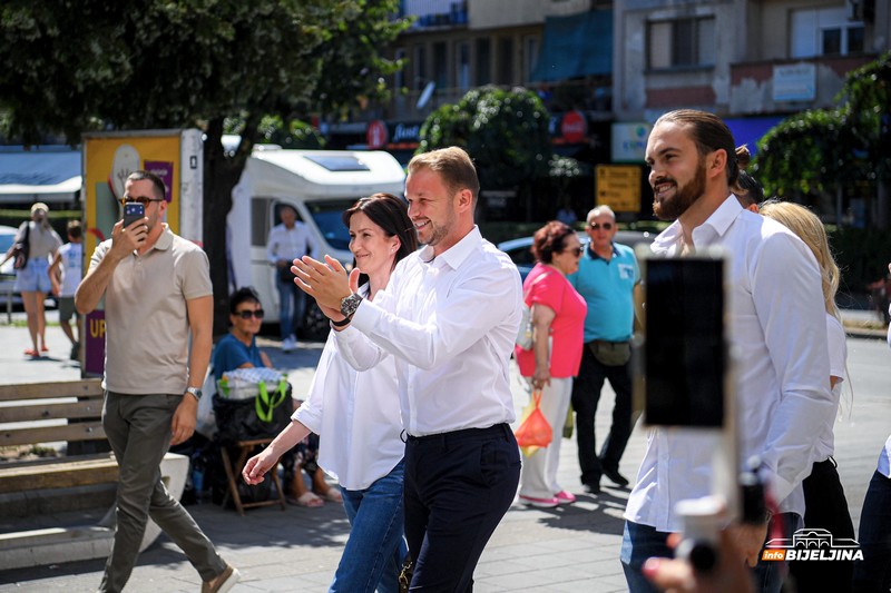 Stanivuković posjetio Bijeljinu, dočekali ga brojni građani (FOTO)