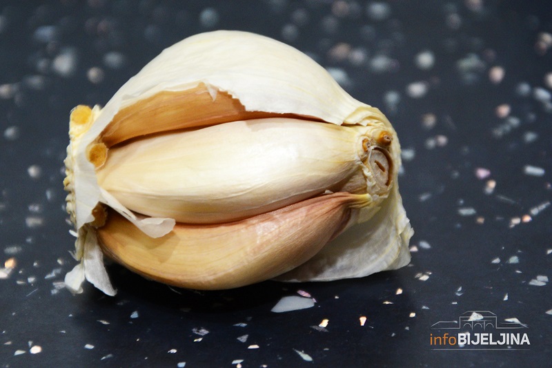 Šta se dešava kad na prazan želudac pojedete bijeli luk?