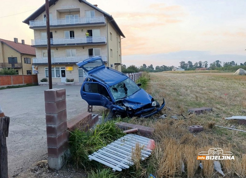 Nezgoda kod Bijeljine: Automobil sletio sa puta, jedno povrijeđeno (FOTO)