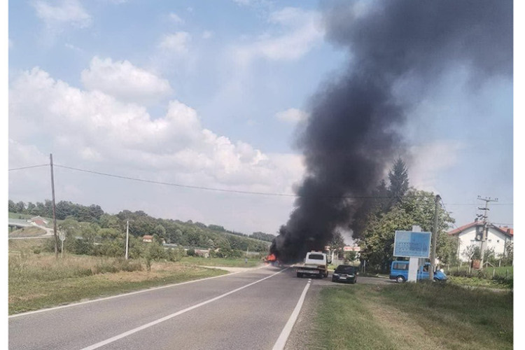 Tri osobe povrijeđene na putu Banjaluka-Prnjavor, auta u plamenu (VIDEO)