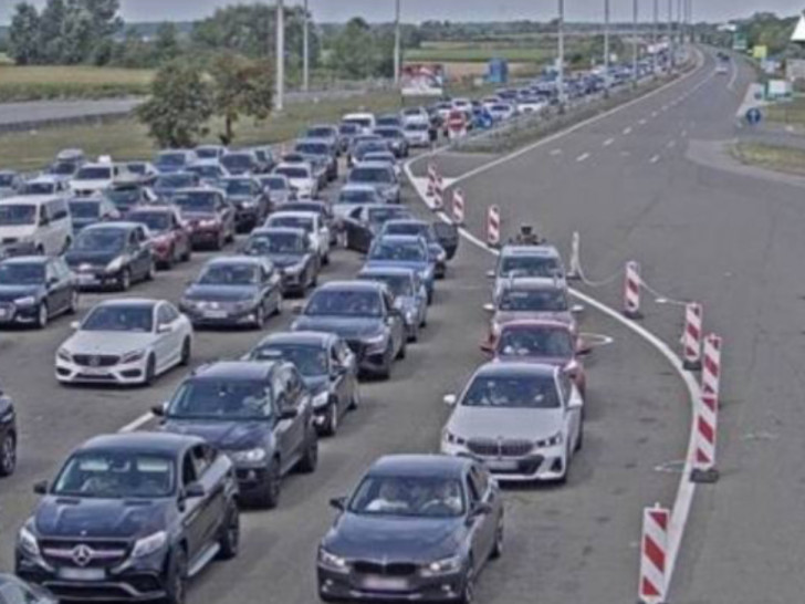 Kolona na prelazu Bajakovo duga pet kilometara