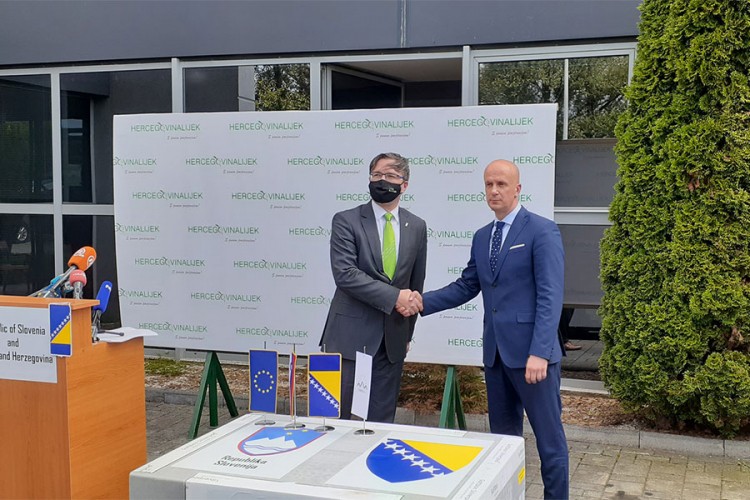Izvršena primopredaja vakcina koje je Slovenija donirala BiH